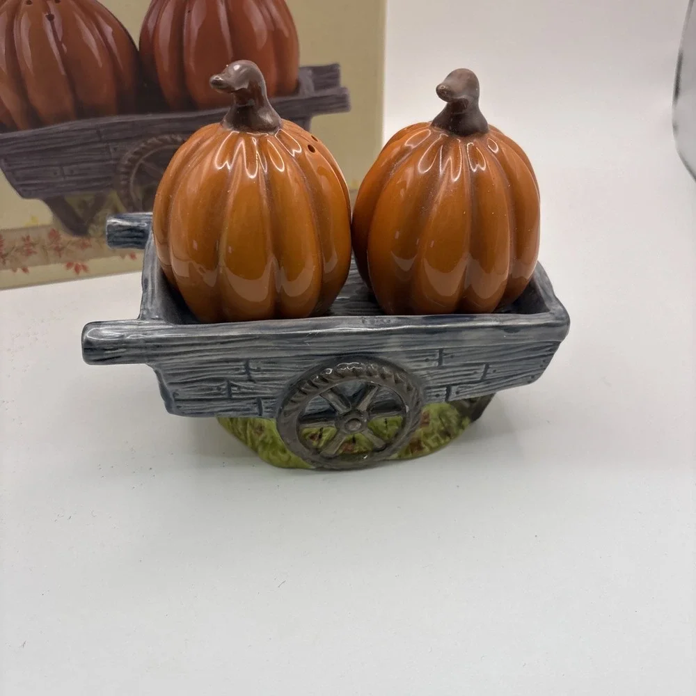 Cracker Barrel~Stoneware Salt & Pepper Pumpkins With Wagon~NIB